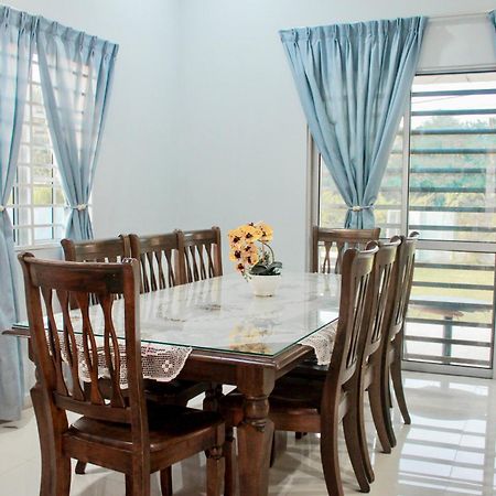 Kundang Villa @ Tasik Biru - 3 Bedrooms Bungalow ラワン エクステリア 写真