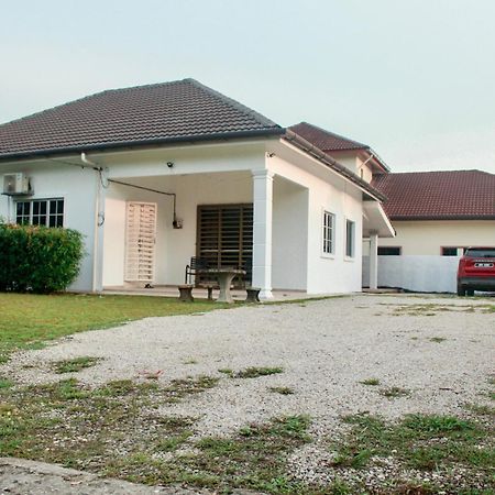 Kundang Villa @ Tasik Biru - 3 Bedrooms Bungalow ラワン エクステリア 写真